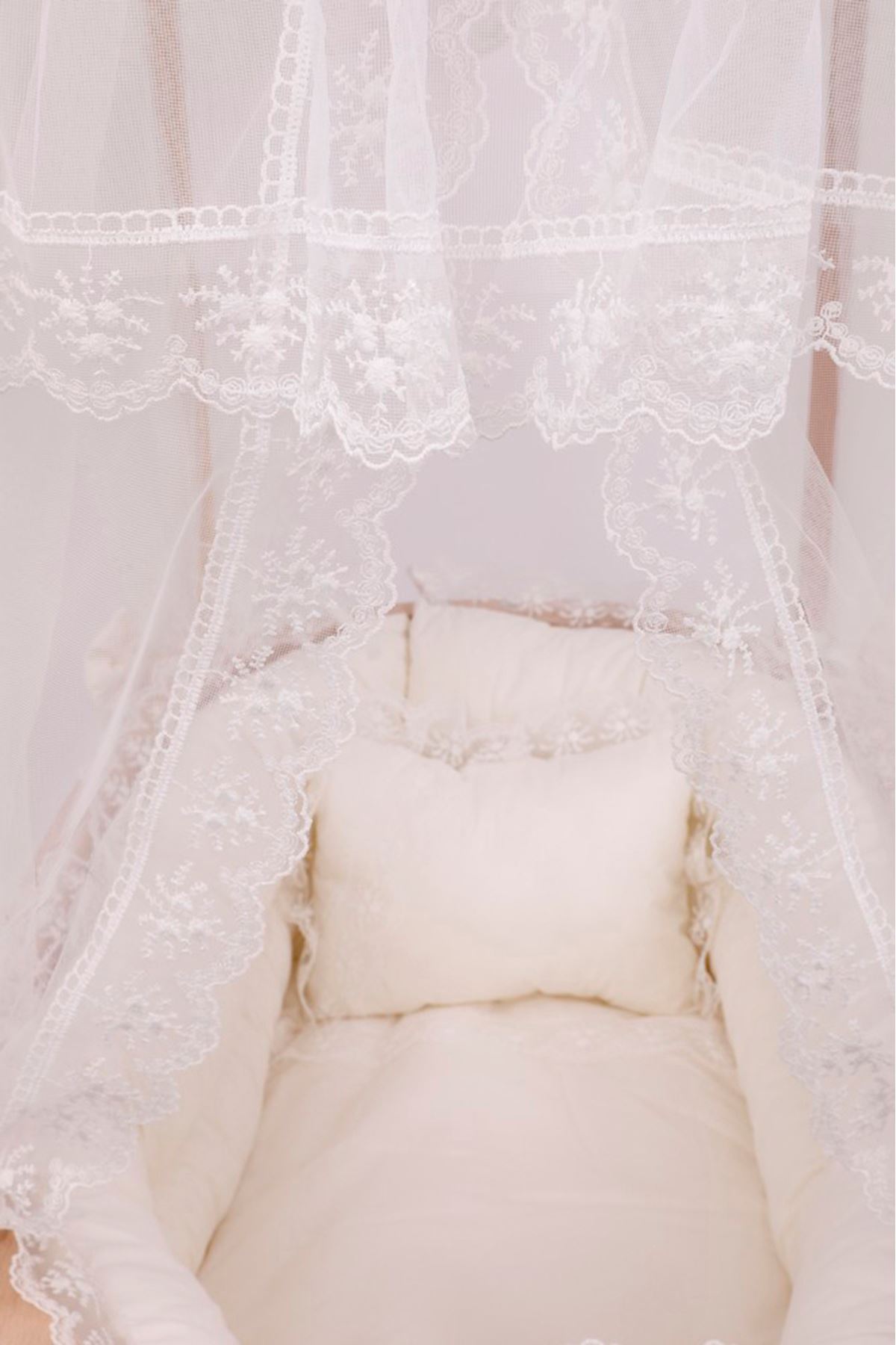Çatılı Sepet Beşik - Ahşap  "Krem Fransız Dantel Uyku Set" İle