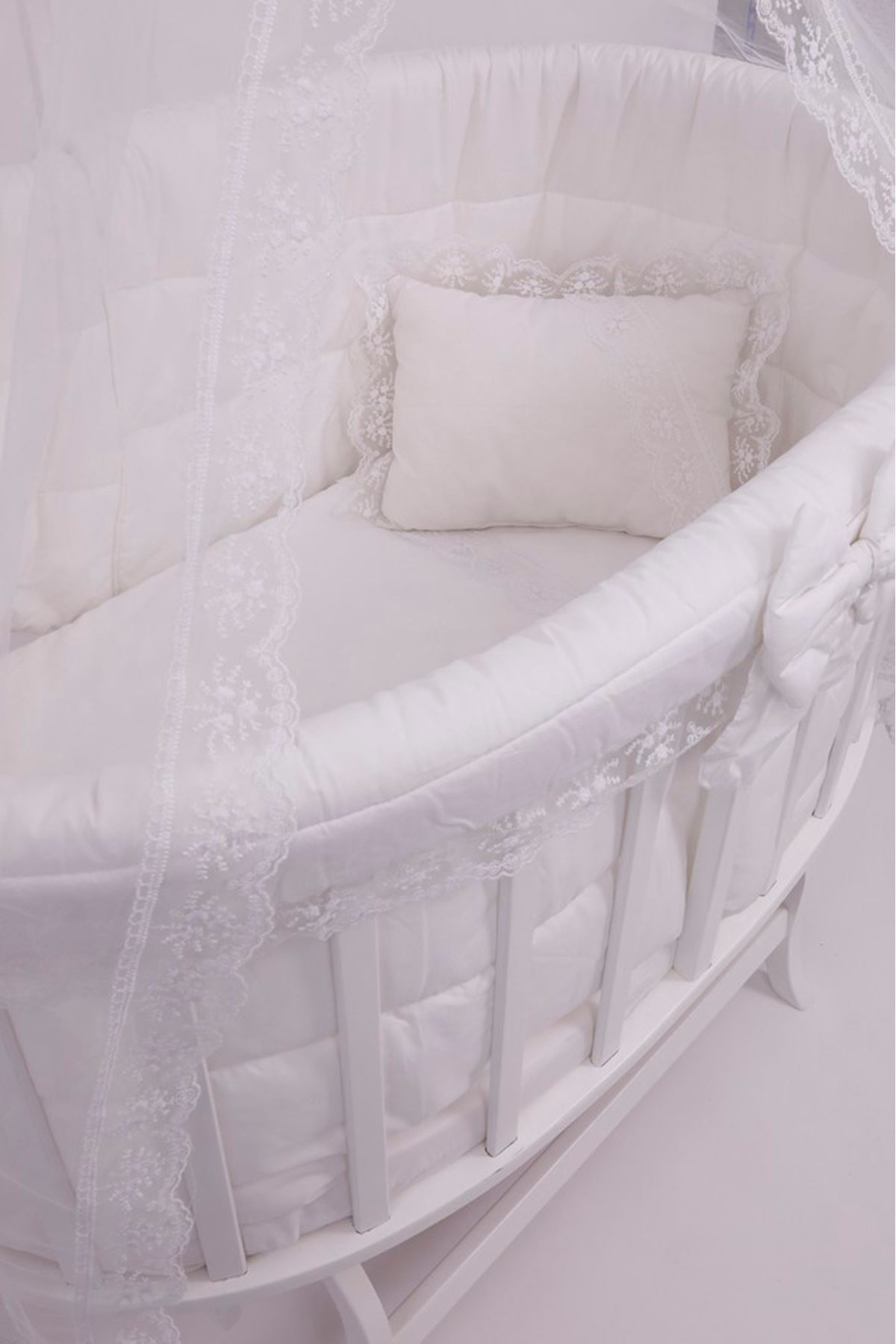 سرير أبيض بيضاوي حجم كبير  ضانتيل أبيض عادي
